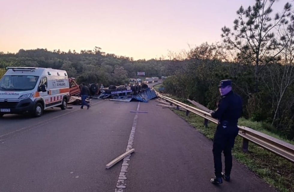 Cerro Azul: un camión maderero despistó en la Ruta 14 y bloqueó totalmente la circulación