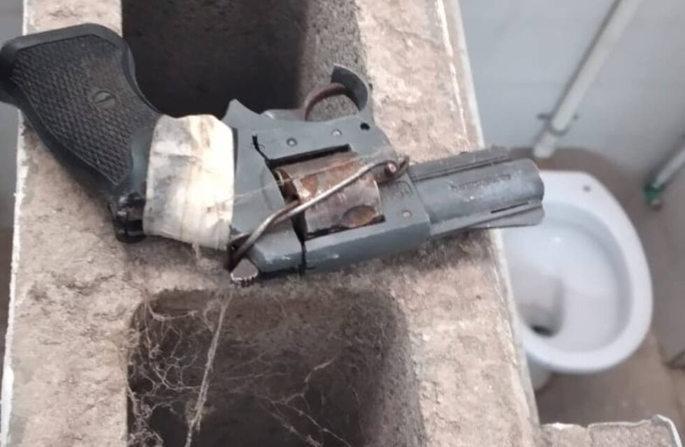 Encontraron un arma de fuego en un baño del estadio de Instituto