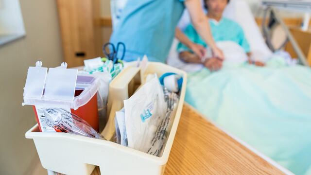 Denuncian aumentos de 30% en los insumos de la salud de un día para el otro, a raíz de la devaluación