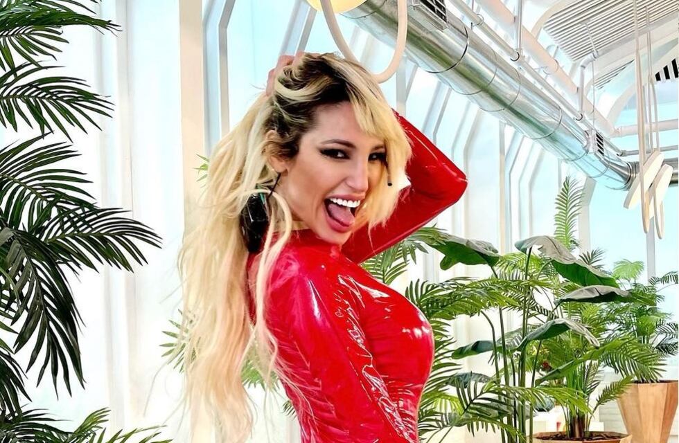 Vicky Xipolitakis volvió a la televisión con un top invertido al límite de la censura