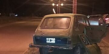 Un auto impactó sobre una columna en avenida Monteagudo