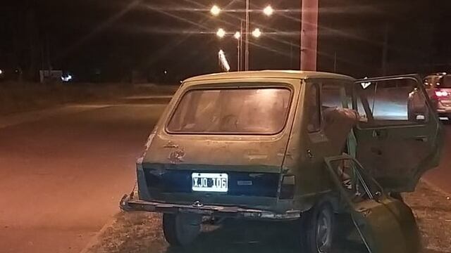 Un auto impactó sobre una columna en avenida Monteagudo