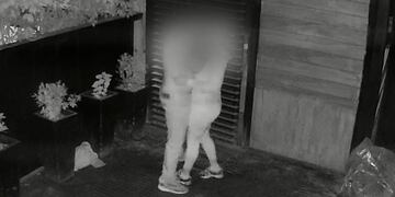 La pareja quedó filmada mientras tenían relaciones en inmediaciones al Paseo del Buen Pastor. (Gentileza El Doce)