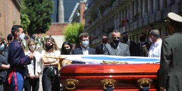 Soldados extienden hoy la bandera uruguaya sobre el féretro del expresidente Tabaré Vázquez