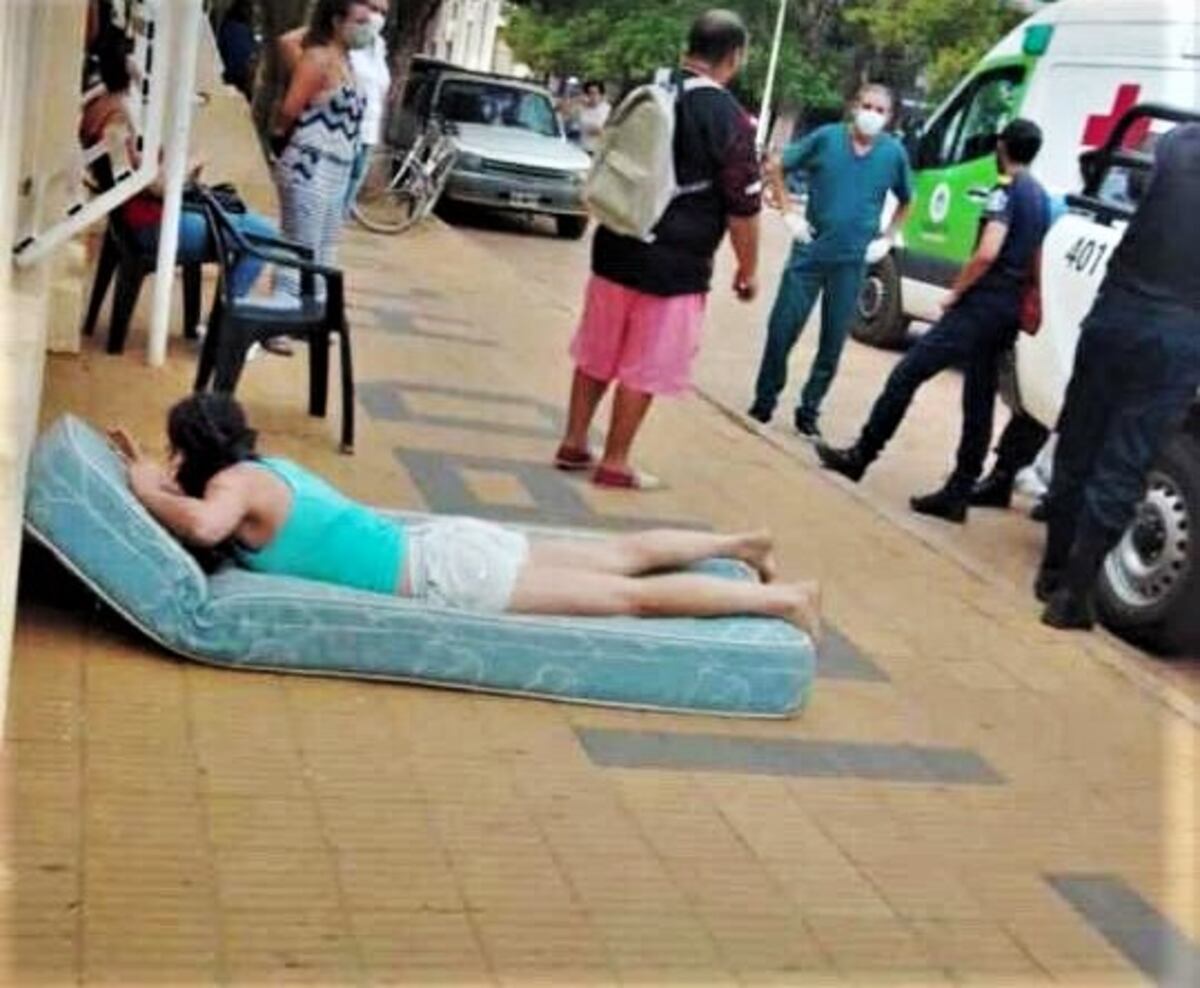 Como protesta se durmió frente al Municipio de Alvear, Corrientes, y la desalojaron.