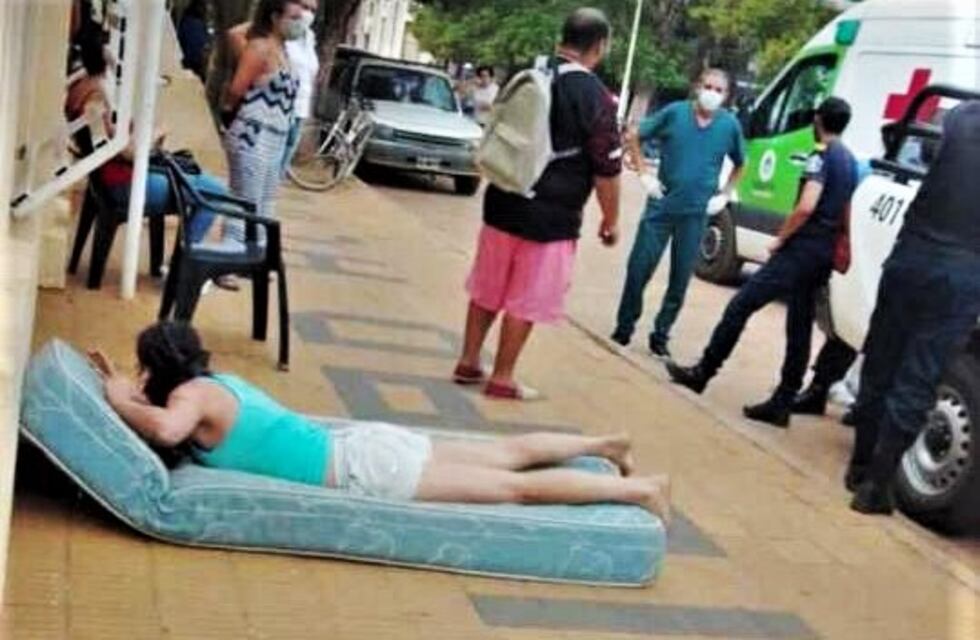Se quejó por ruidos molestos, no la escucharon y se llevó un colchón para dormir frente a un Municipo correntino
