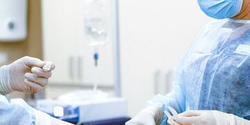 Médicos operando en quirófano. CRÉDITOS: Pexels