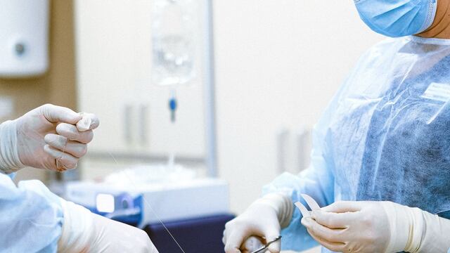 Médicos operando en quirófano. CRÉDITOS: Pexels