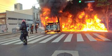 Un colectivo se incendio en avenida Rivadavia y Tuyú. Hubo cortes en la zona y hay caos de tránsito.