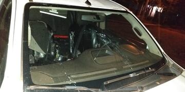 Los revoltosos arrojaron objetos contundentes dañando el móvil policial.