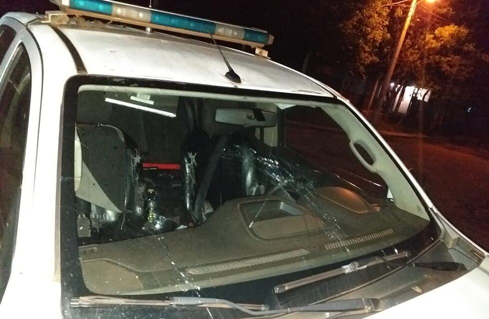 Garupá: Agredieron a policías y provocaron destrozos en un móvil