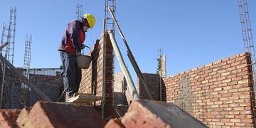 Obreros trabajan en la construcción de una vivienda.
