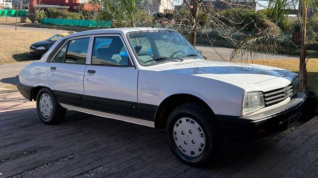 El Peugeot 504  dejó de funcionar y tres amigos aparecieron para resolver la situación. (Autotest)