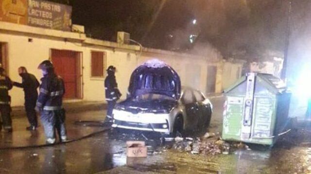 Toyota Corolla incendiado tras el tiroteo