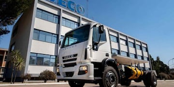 La joven trabaja para Iveco en Córdoba, reveló la caja navideña que le regalaron y se hizo viral. (Gentileza Iveco)