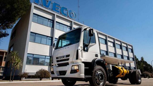 La joven trabaja para Iveco en Córdoba, reveló la caja navideña que le regalaron y se hizo viral. (Gentileza Iveco)