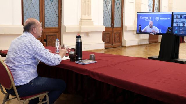Omar Perotti reunido con especialistas