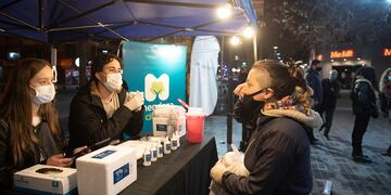 Los primeros Olfa Test se realizaron en calle Arístides Villanueva durante la tarde del jueves. Gentileza MCM