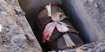 Encontraron un "cofre del tesoro" enterrado en una plaza de Neuquén.