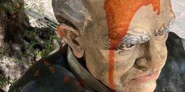 Desconocidos arrojaron pintura naranja sobre la estatua del prócer.