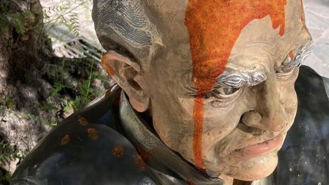 Desconocidos arrojaron pintura naranja sobre la estatua del prócer.