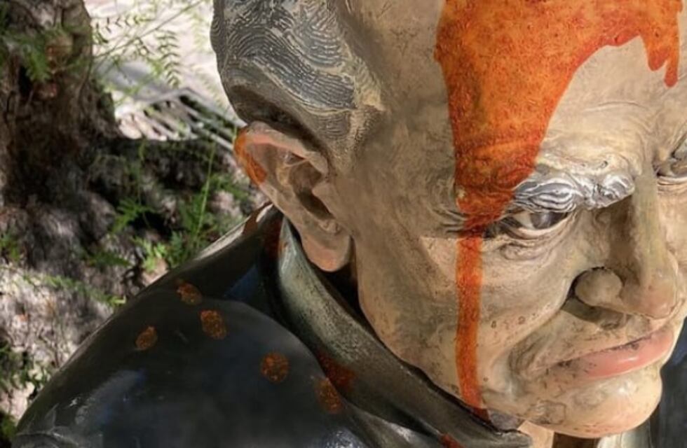 San Juan: vándalos atacaron con pintura la escultura de Sarmiento