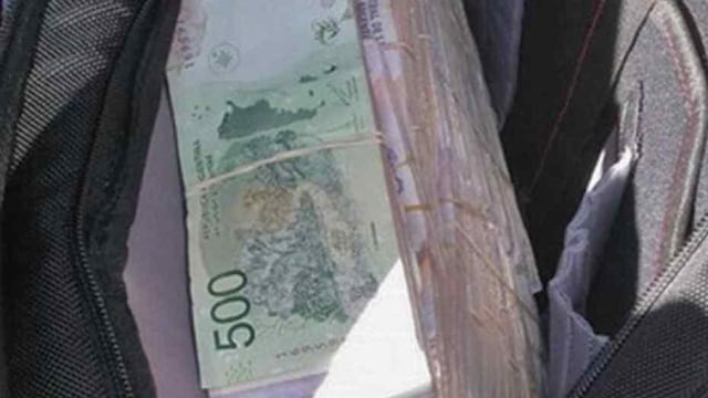 Bolso con dinero.