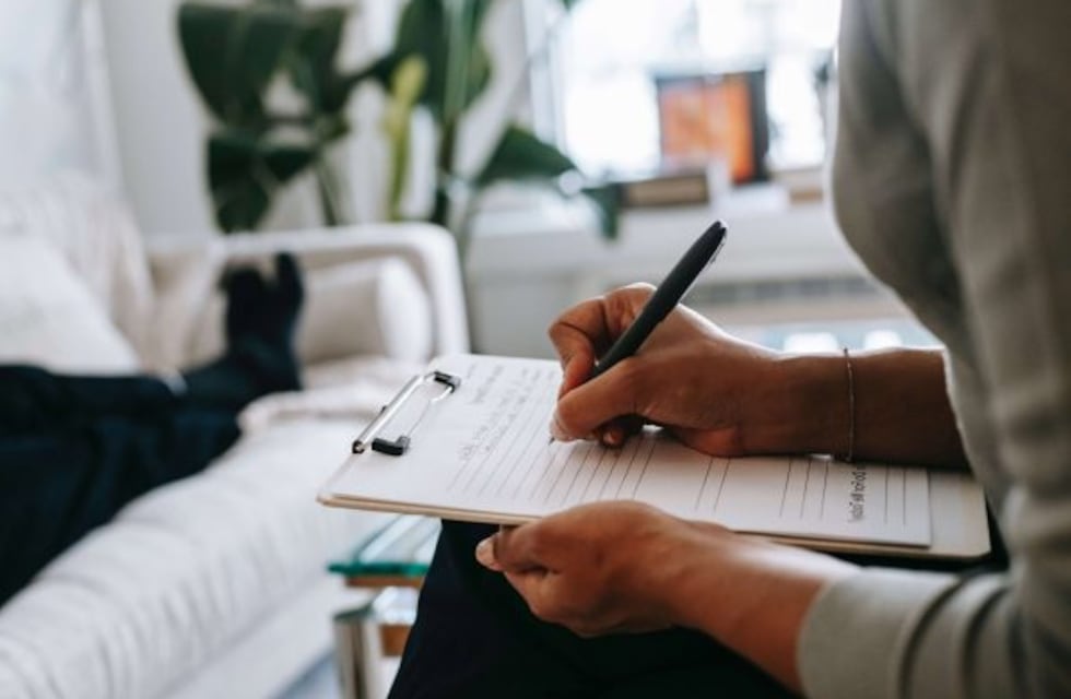 Qué significa decir “no pasa nada” cuando sí pasa, según la psicología
