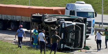 Volcó un camión de basura en la avenida Circunvalación de la ciudad de Córdoba.