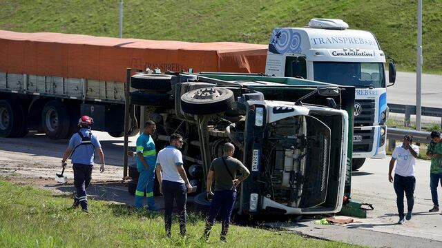 Volcó un camión de basura en la avenida Circunvalación de la ciudad de Córdoba.