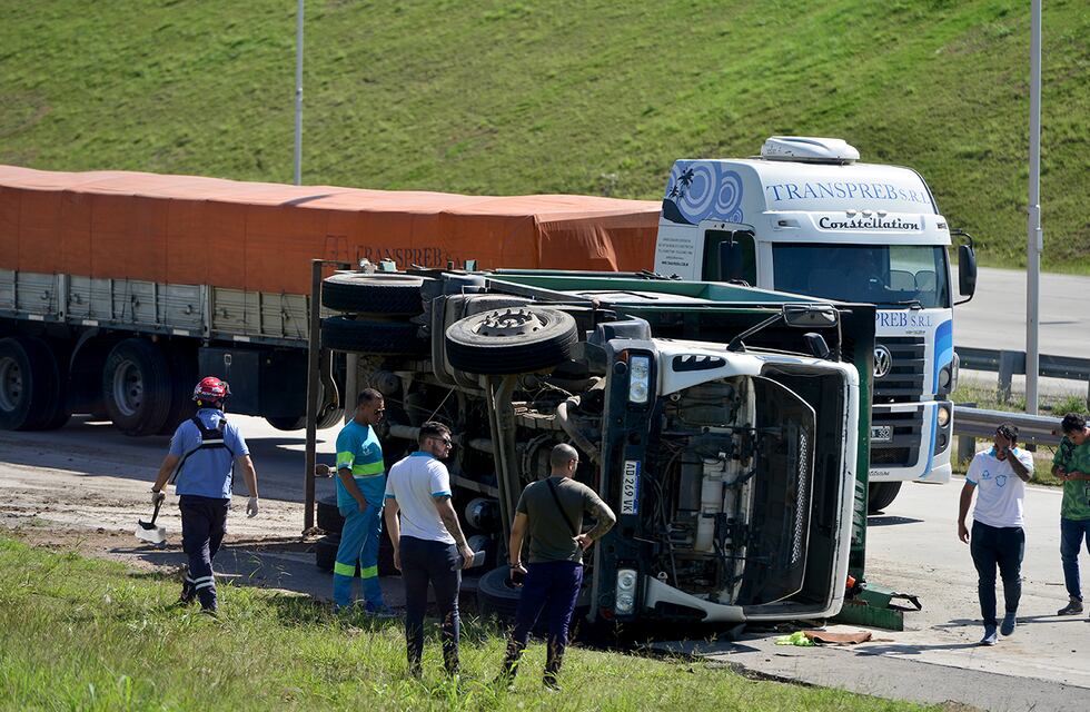 En fotos: un camión de residuos volcó en la avenida Circunvalación de Córdoba