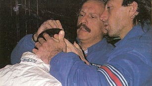 Bortoletto, en el centro, asistiendo a Didier Auriol, junto al doctor Sabourdy de Lancia, en el Rally de Argentina 1992.