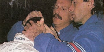 Bortoletto, en el centro, asistiendo a Didier Auriol, junto al doctor Sabourdy de Lancia, en el Rally de Argentina 1992.