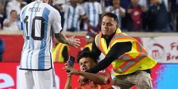 Un mendocino irrumpió en el amistoso entre Argentina y Jamaica para llegar hasta Lionel Messi.
