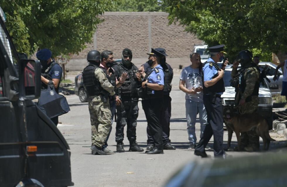 Hombre atrincherado en su casa de Maipú: “Me voy a volar la cabeza“