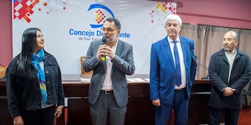 El presidente del Concejo, Lisandro Aguiar, y la concejal Patricia Moya presentaron a los expositores Raúl Sendín y Leonel Soto.