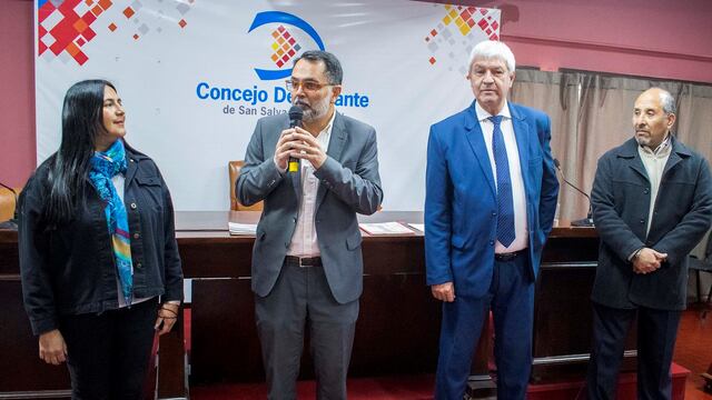 El presidente del Concejo, Lisandro Aguiar, y la concejal Patricia Moya presentaron a los expositores Raúl Sendín y Leonel Soto.