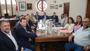 La negociación entre gremios y funcionarios se reanudó este miércoles en la ciudad capital.