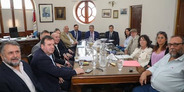 La negociación entre gremios y funcionarios se reanudó este miércoles en la ciudad capital.