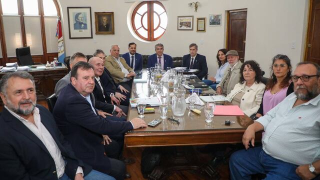 La negociación entre gremios y funcionarios se reanudó este miércoles en la ciudad capital.