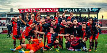 Sporting goleó a Liniers y es único puntero.