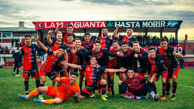 Sporting goleó a Liniers y es único puntero.