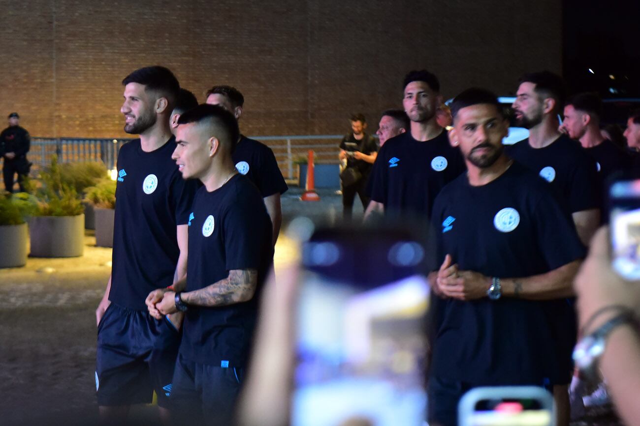 Banderazo de Belgrano en el Hotel Quinto Centenario, el día previo al clásico con Talleres.  (Nicolás Bravo / La Voz)