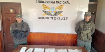 En el procedimiento en la zona de Tres Cruces, en la Puna jujeña, los gendarmes decomisaron un total de 4,150 kg de droga.
