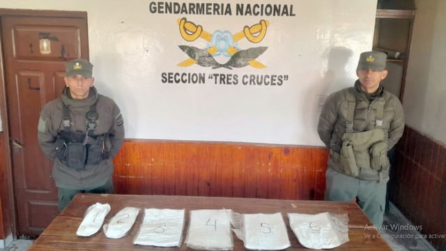 En el procedimiento en la zona de Tres Cruces, en la Puna jujeña, los gendarmes decomisaron un total de 4,150 kg de droga.