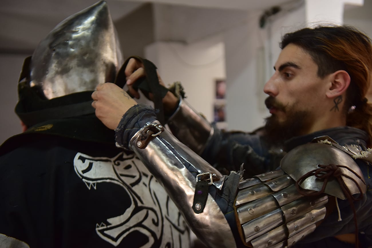 Los trajes que utilizan para las peleas pesan alrededor de 35 kilos. (José Gabriel Hernández / La Voz)