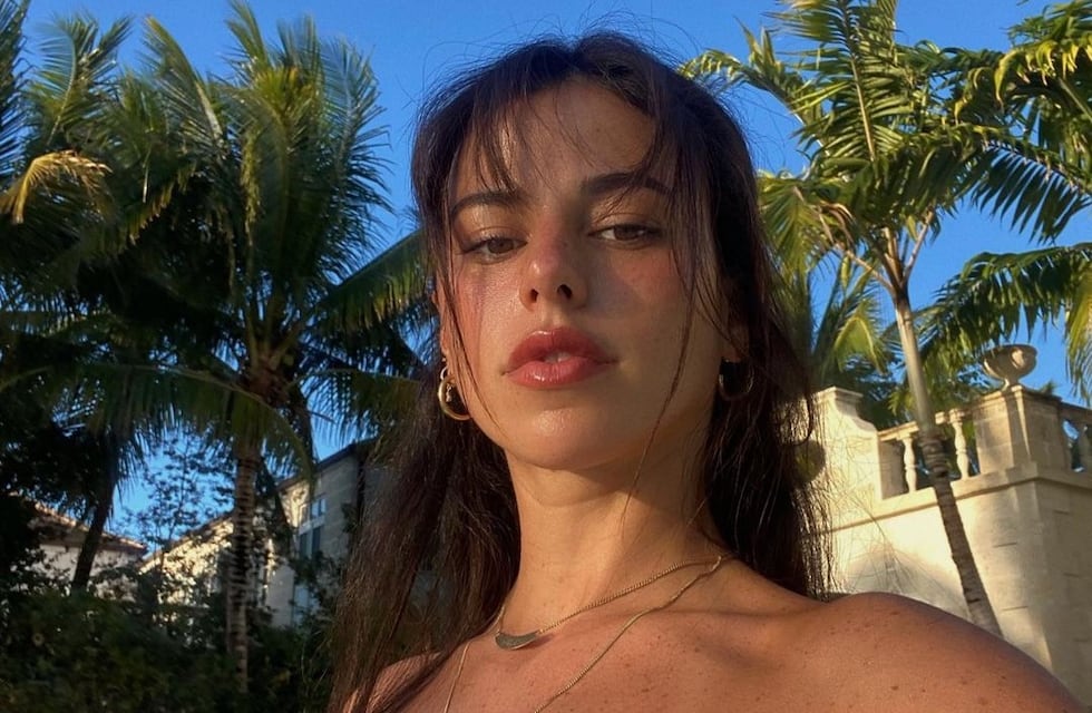 Victoria Villarroel posó en bikini junto a su hermana y sorprendieron por su parecido