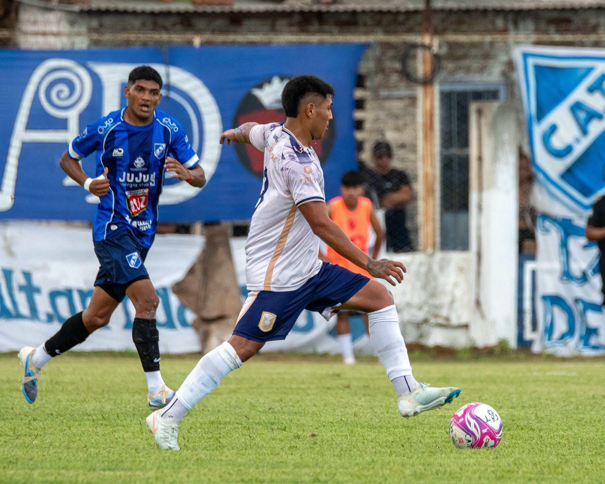 La fiesta de los jugadores de Tucumán Central luego de ganar por penales