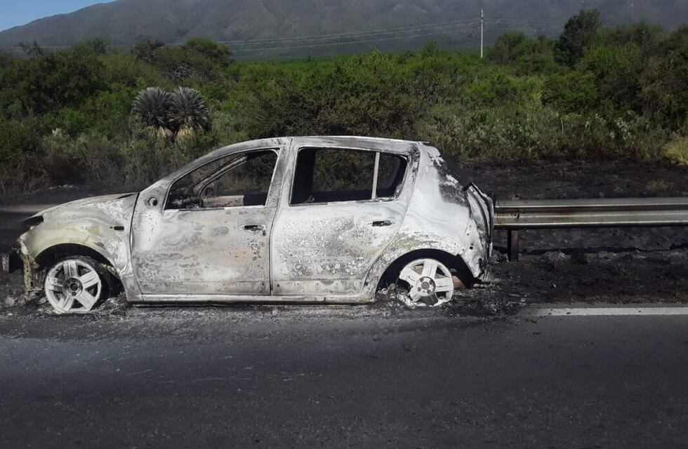 Auto en llamas: se desató un incendio forestal sobre la Ruta 38, a la altura de La Cumbre