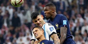El Cuti Romero se fajó con Mbappé y con el francés que se cruzara por delante. Y fue campeón con la Selección (AP).